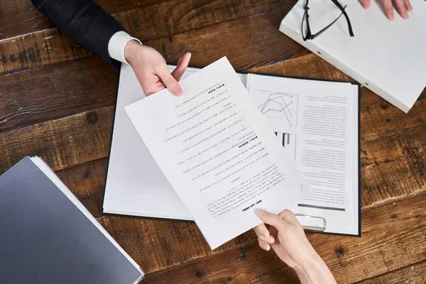Contadora de Contadoor recibiendo la documentación contable de una empresa
