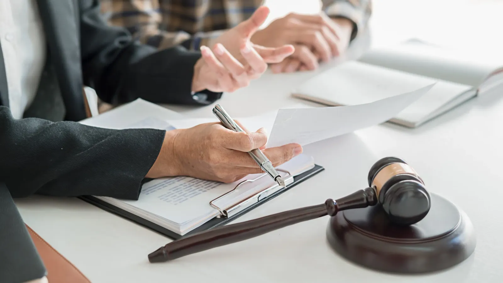 Abogada fiscalista de Contadoor revisando una resolución del SAT con el director de una empresa