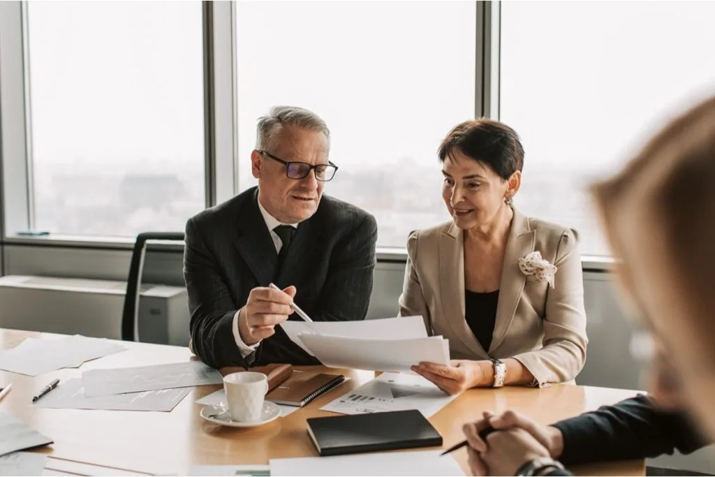 Equipo de Contadoor revisando información financiera de una empresa antes de una adquisición